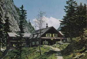 Höllentalanger Hütte unterhalb der Zugspitze